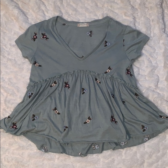 Altar'd State Tops - Altar’d State V-neck short sleeve top